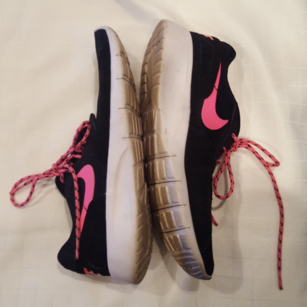 Nike shoes - Picture 3 of 3
